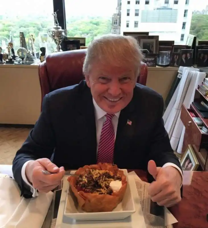 donald trump mangia tacos per il cinco de mayo