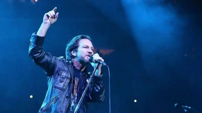 eddie vedder canta del micropene di trump