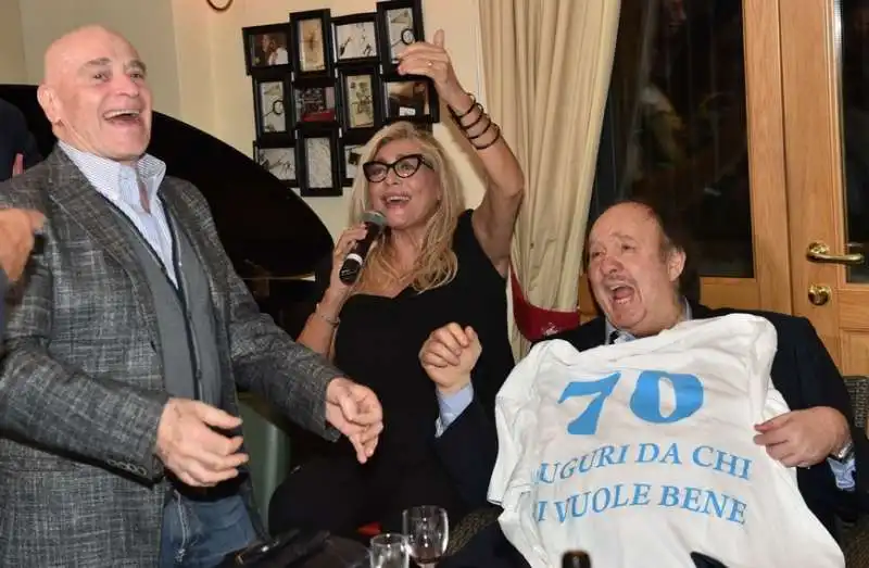 edoardo vianello  mara venier  e galeazzi con la maglia dei 70 anni