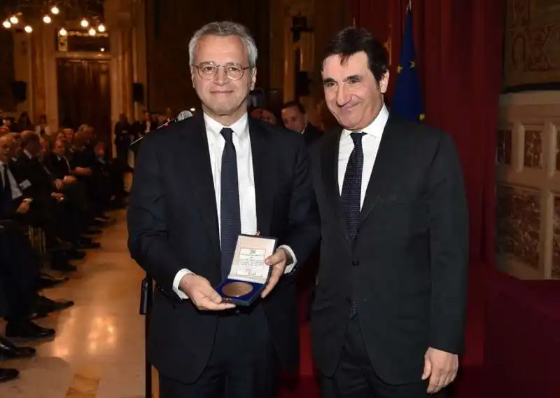 enrico mentana premiato da urbano cairo