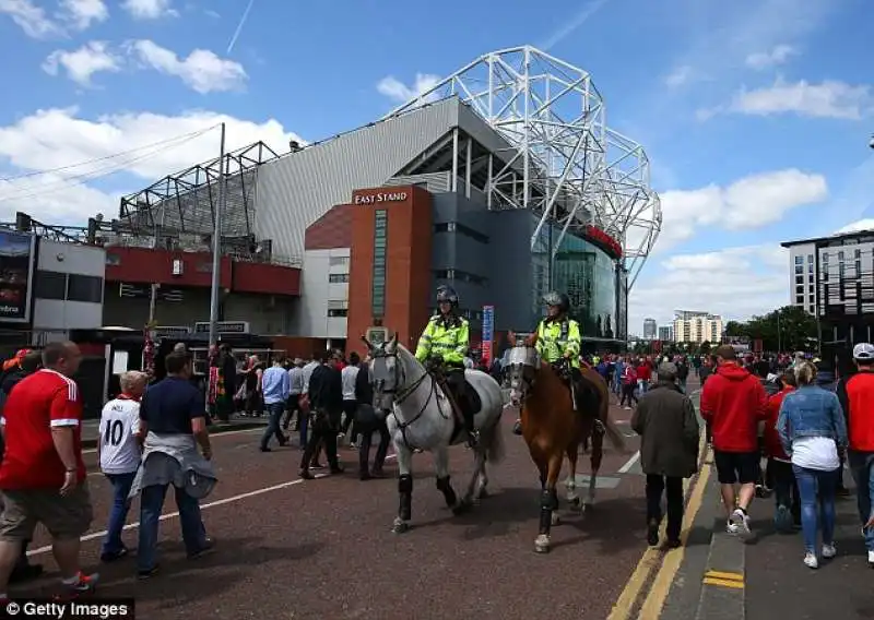 evacuato old trafford manchester united  2