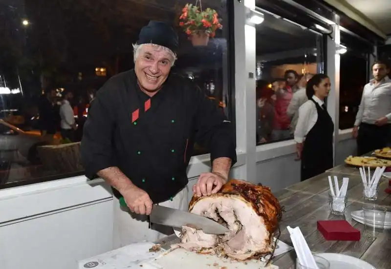 fabio prudenzi taglia la  porchetta