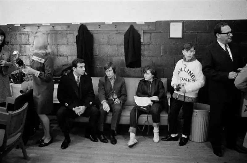 fan e promoter nel backstage degli stones