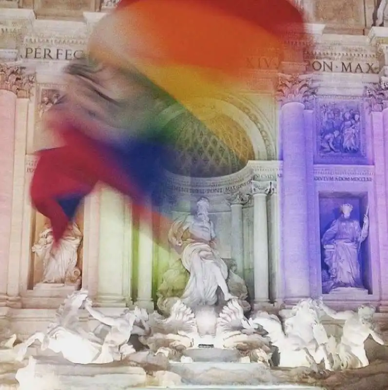 filippo sensi pubblica fontana di trevi arcobaleno unioni civili