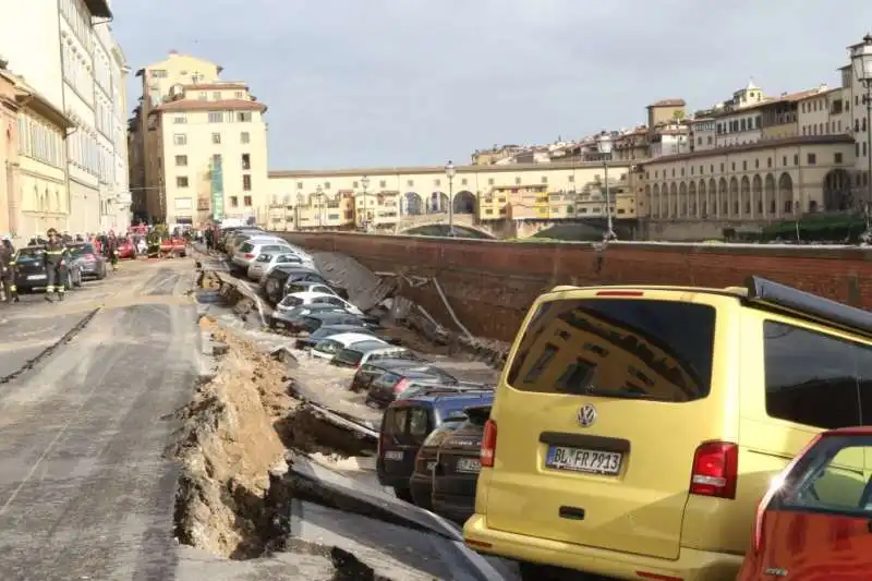 firenze   voragine sul lungarno 9