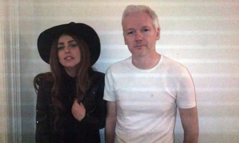 gaga incontra assange