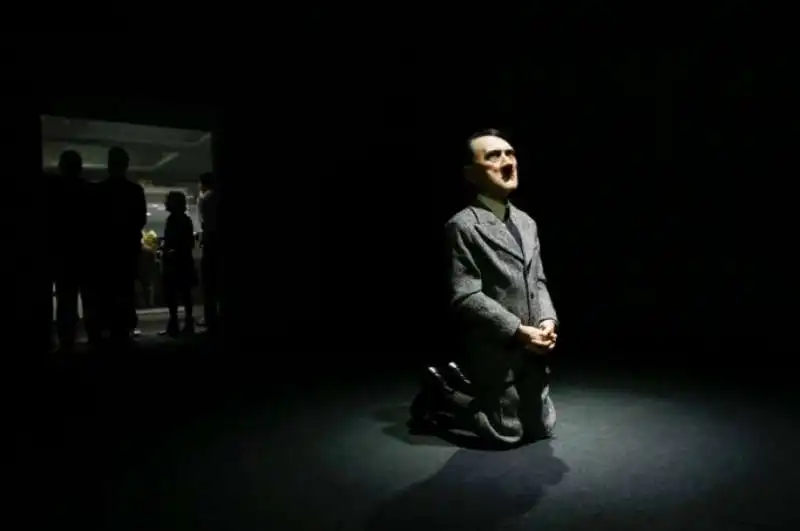 him l hitler di maurizio cattelan  5