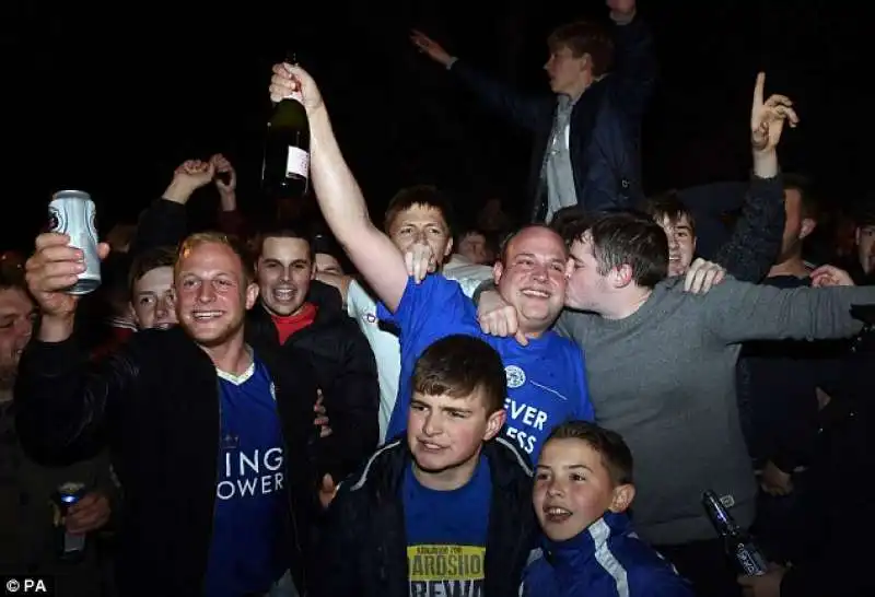 i fan del leicester festeggiano fuori casa di jamie vardy