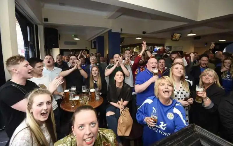 I tifosi del Leicester festanti al pareggio del Chelsea 5e6434