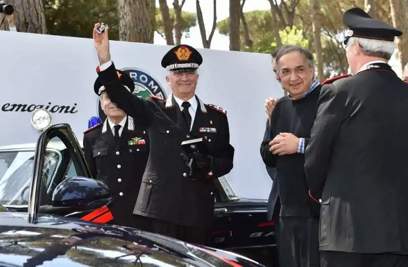 il generale tullio del sette  riceve da sergio marchionne le chiavi della giulia alfa romeo