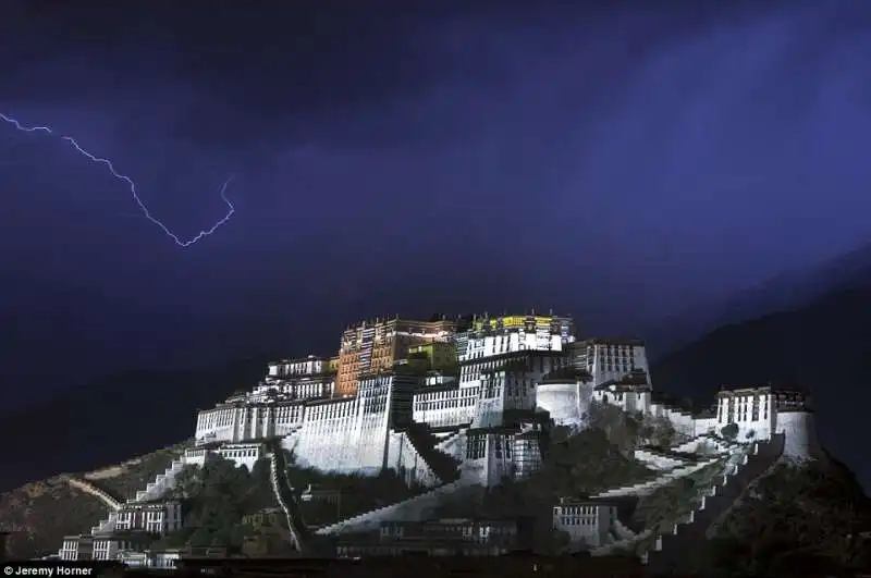 il potala di lhasa sotto la tempesta