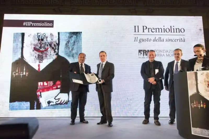 il premiolino 2016   michele albanese (premiato) riceve il premio da giulio anselmi (giurato)