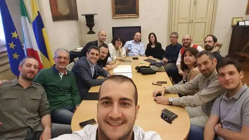 il selfie di pizzarotti con i suoi consiglieri e supporter a parma