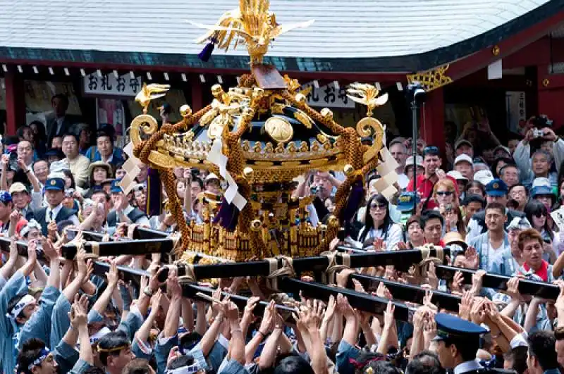 il trono sacro del  sanja matsuri