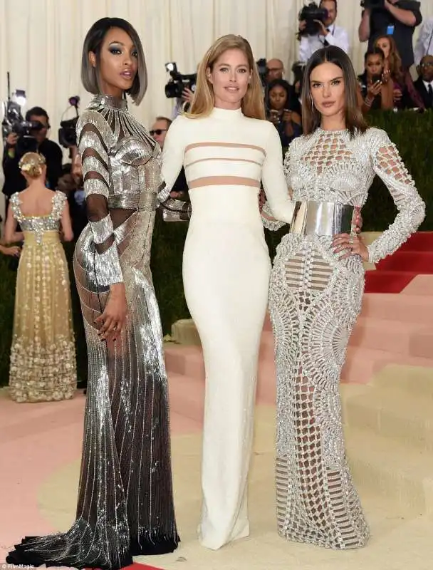 jourdan gunn splendente in paillettes platino by balmain e alessandra ambrosio