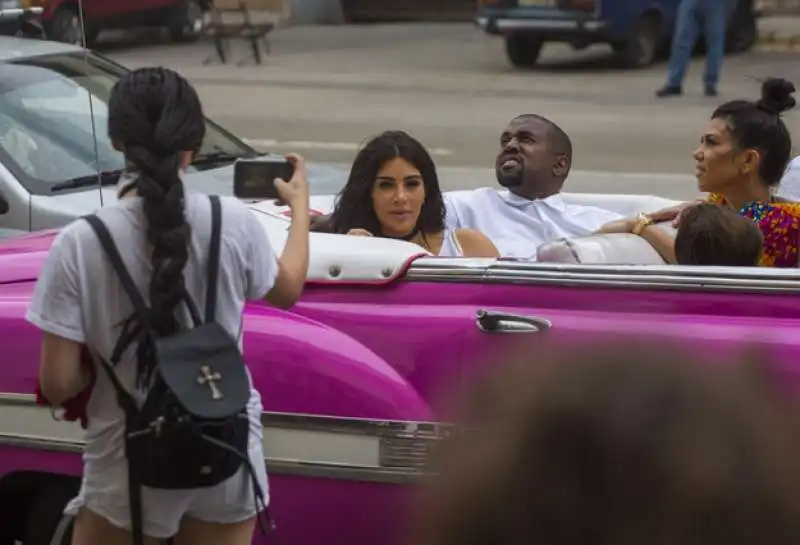 kim e kanye in giro per cuba