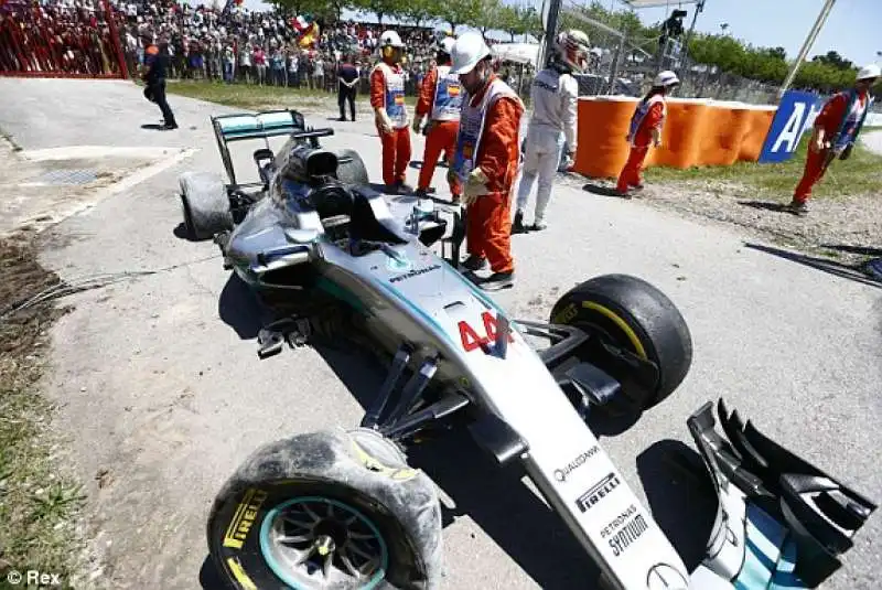 la mercedes di lewis hamilton distrutta