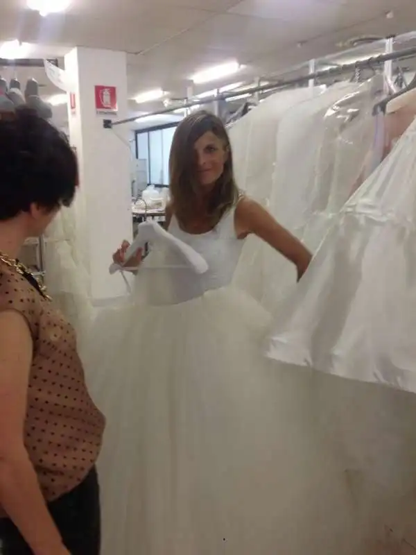 LAURA RAVETTO PROVA L ABITO DA SPOSA