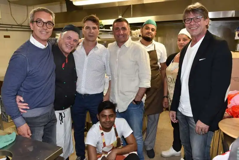 maldi giordano di carlo e nela con lo staff della cucina