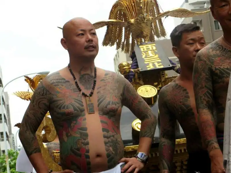 membri yakuza in corteo