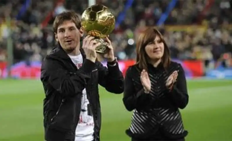 MESSI CON LA MADRE 2