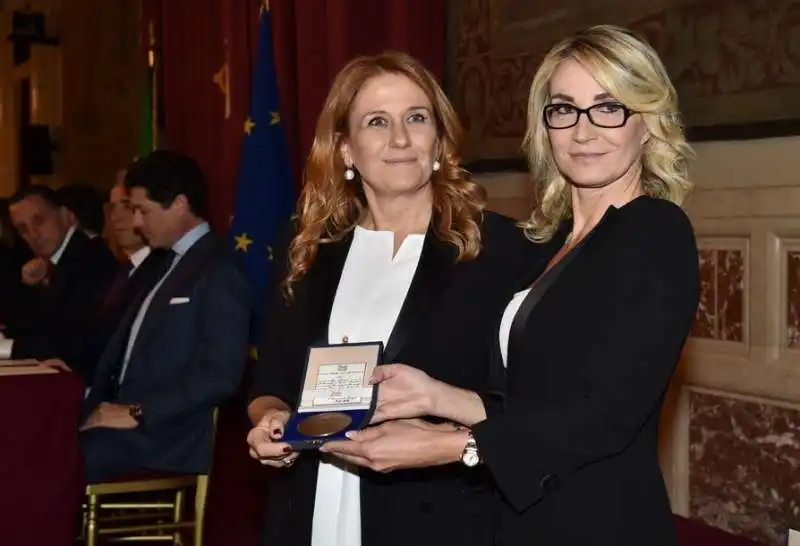 monica maggioni premiata da romana liuzzo