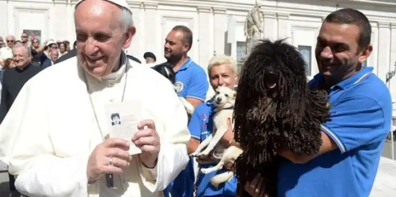 papa bergoglio   con i cani