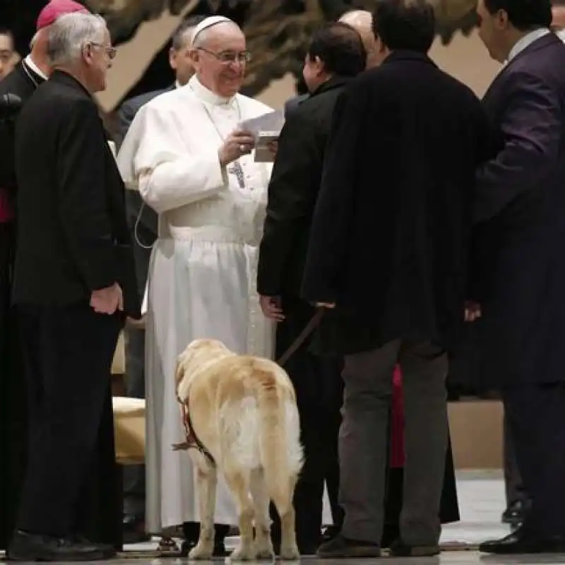 papa bergoglio  con un cane