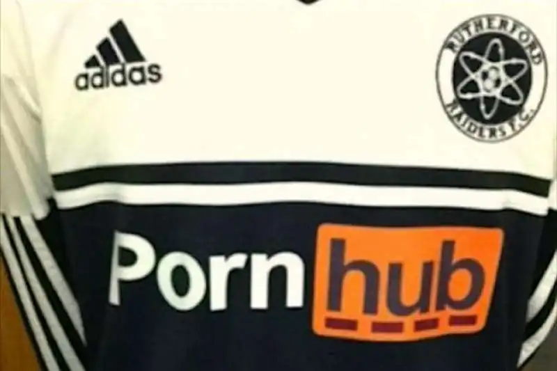 PORNHUB SPONSORIZZA IL CALCIO