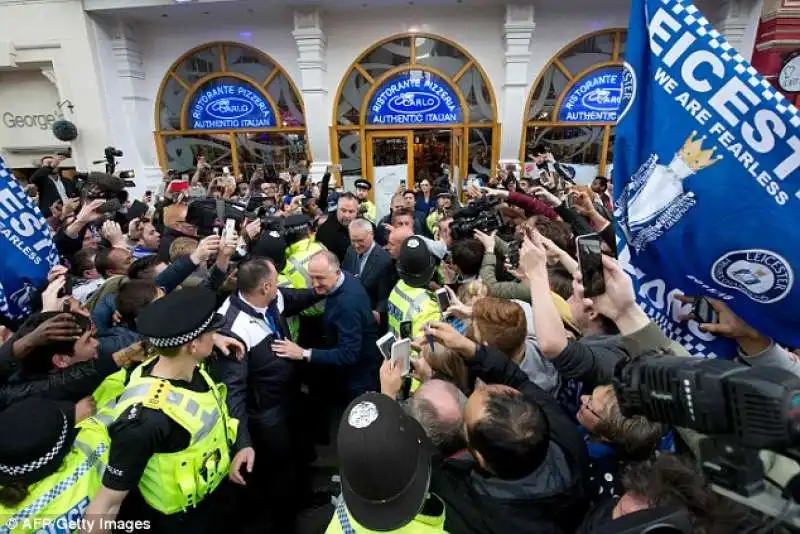 ranieri circondato dai tifosi del leicester