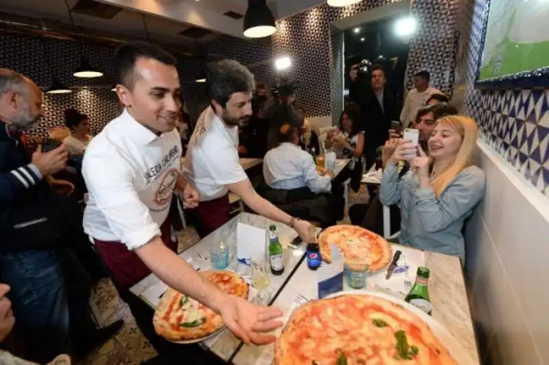 ROBERTO FICO E LUIGI DI MAIO SERVONO LE PIZZE