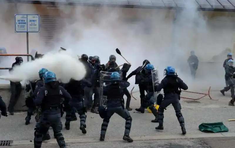 scontri tra polizia e black bloc al brennero  10