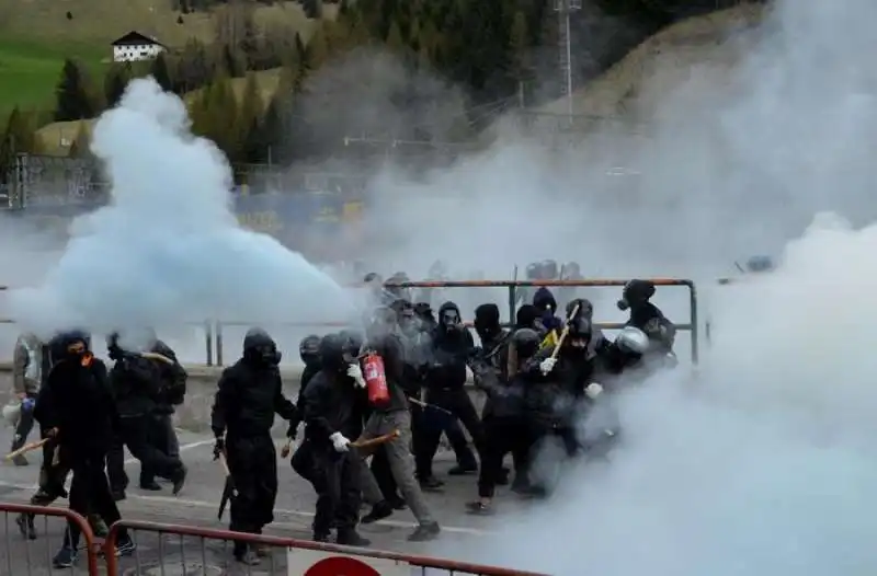 scontri tra polizia e black bloc al brennero  14