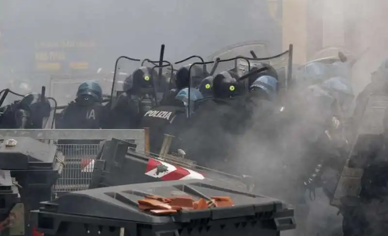 scontri tra polizia e black bloc al brennero  15