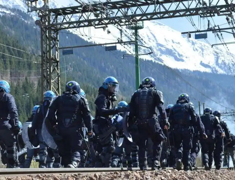 scontri tra polizia e black bloc al brennero  20