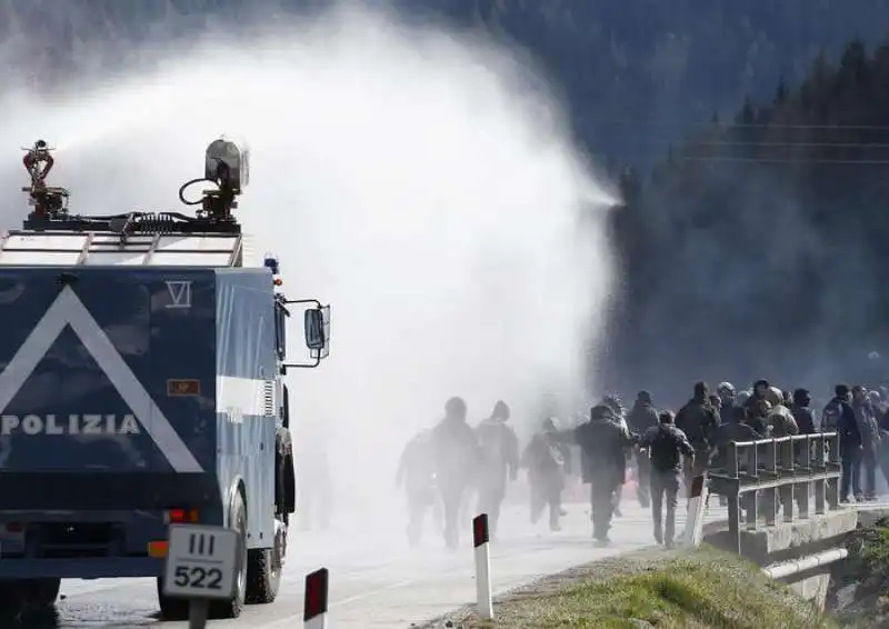 scontri tra polizia e black bloc al brennero  5