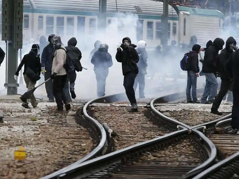 scontri tra polizia e black bloc al brennero  7