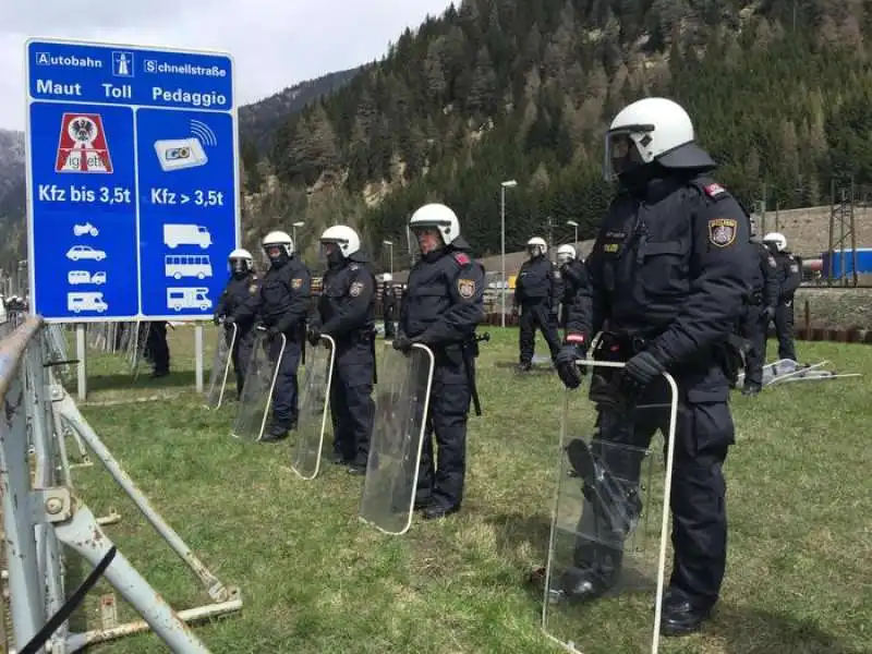 scontri tra polizia e black bloc al brennero  9