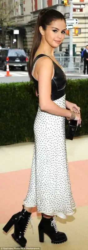 selena gomez  in abito di louis vuitton