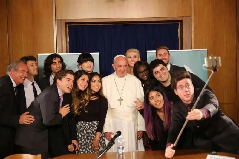 SELFIE DI PAPA BERGOGLIO CON GIOVANI YOUTUBER