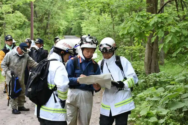 Soccorritori alla ricerca di Yamato Tanooka il bimbo abbandonato nel bosco in Giappone