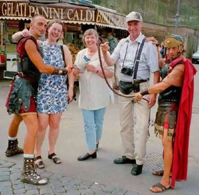 turisti con centurioni a roma