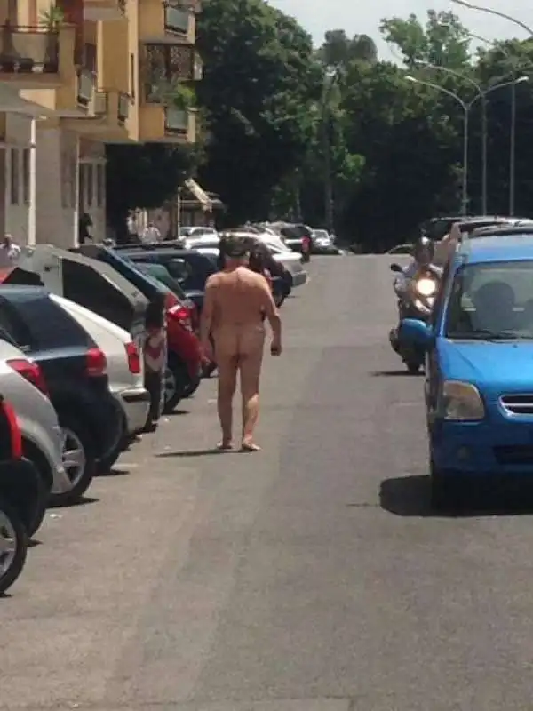 uomo nudo a roma per montesacro