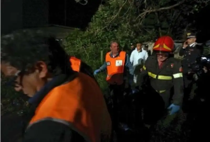 VIGILI DEL FUOCO MILANO DONNA LANCIA FIGLIE DALLA FINESTRA