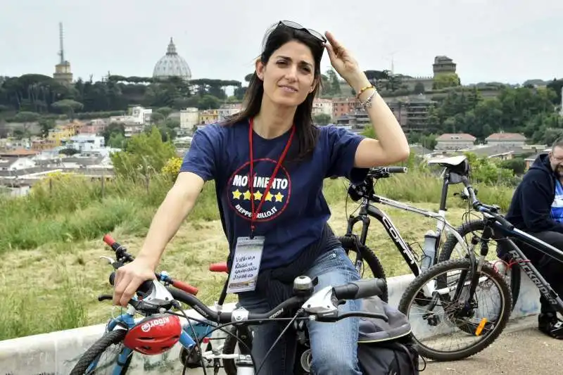 VIRGINIA RAGGI IN BICICLETTA 