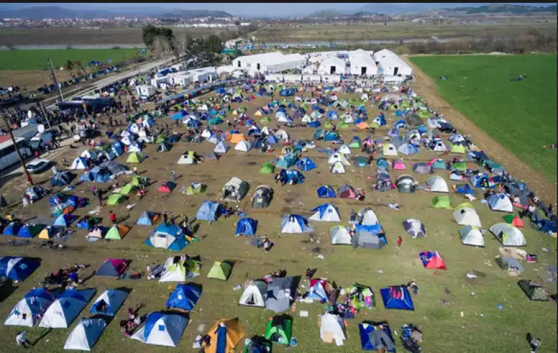 vista del campo profughi di idomeni