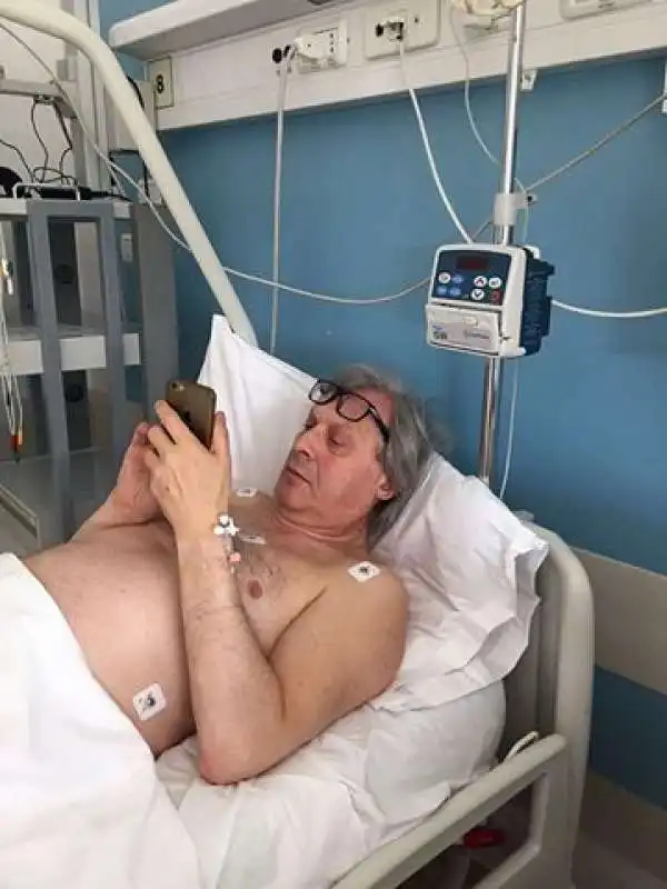 vittorio sgarbi in ospedale a modena  5