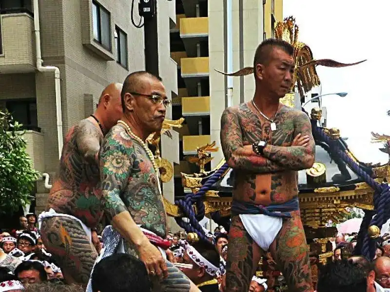 yakuza si mostra alla polizia