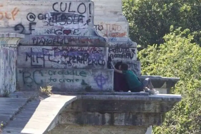 adolescenti sul ponte delle aquile  3