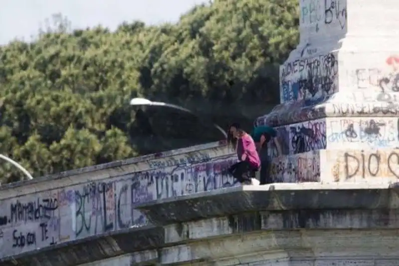 adolescenti sul ponte delle aquile  4